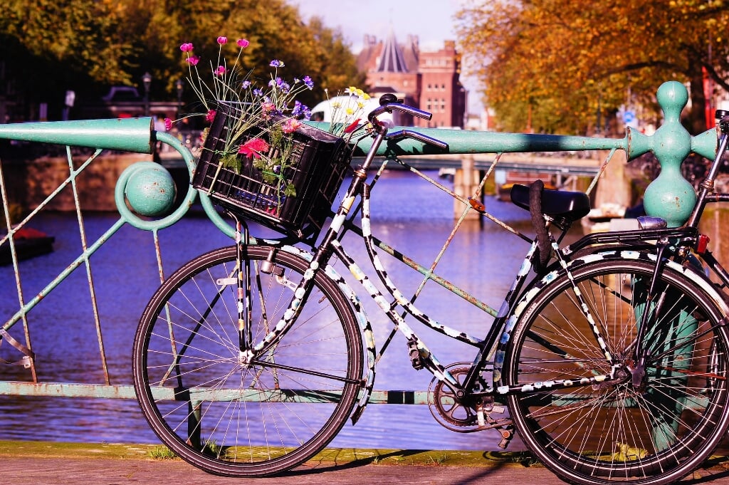 Lekker op de fiets door Amsterdam tegen de eenzaamheid.