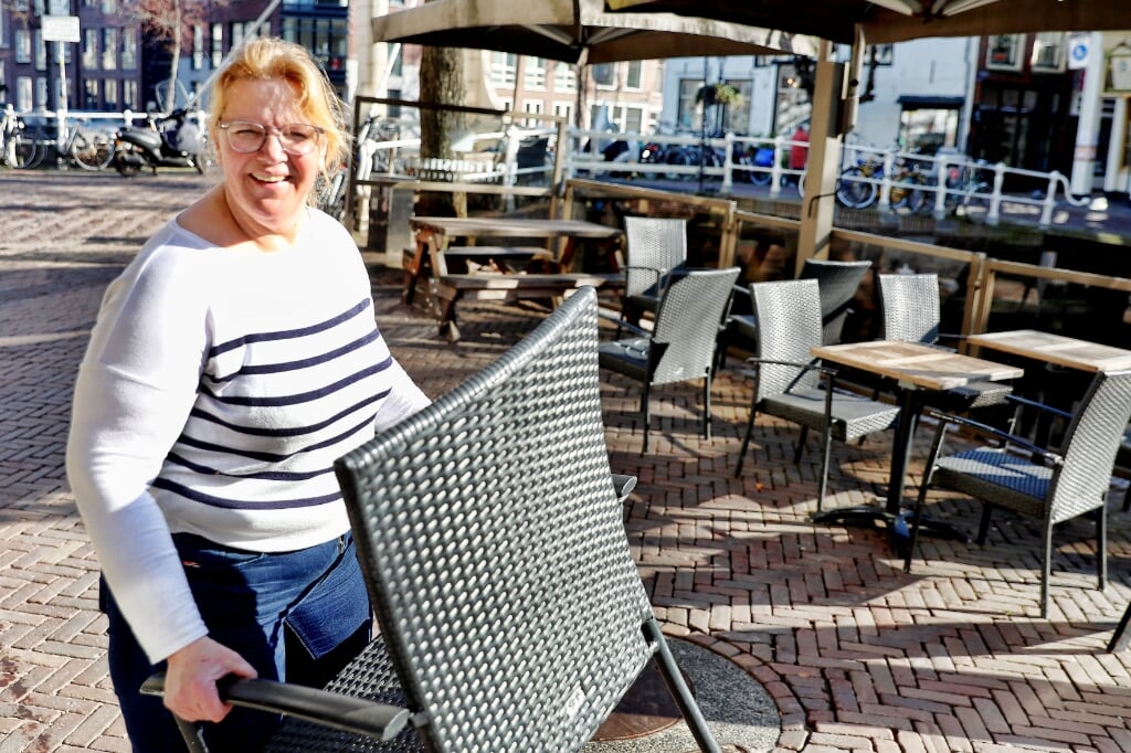 Karin Hiemstra, eigenaar van fonduerestaurant De Fransman aan de Mient, zette vandaag sinds lange tijd haar terras weer buiten.