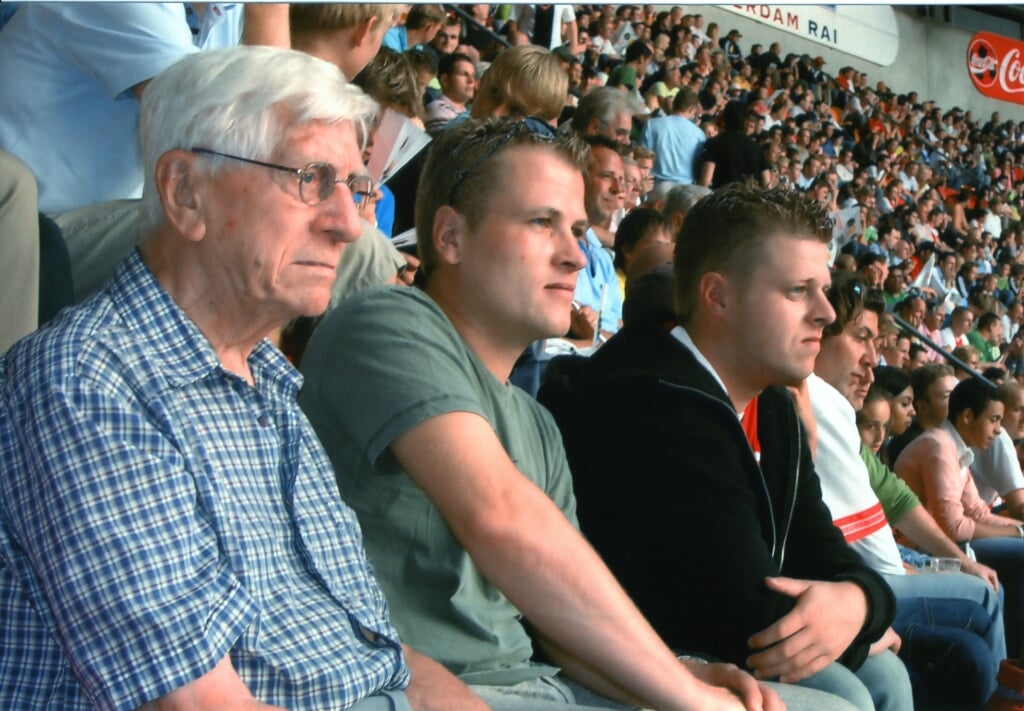 Een van zijn hobby's is aanwezig zijn bij de thuiswedstrijden van zijn geliefde Ajax, met schoonzoon Leon en kleinzoon Alex.