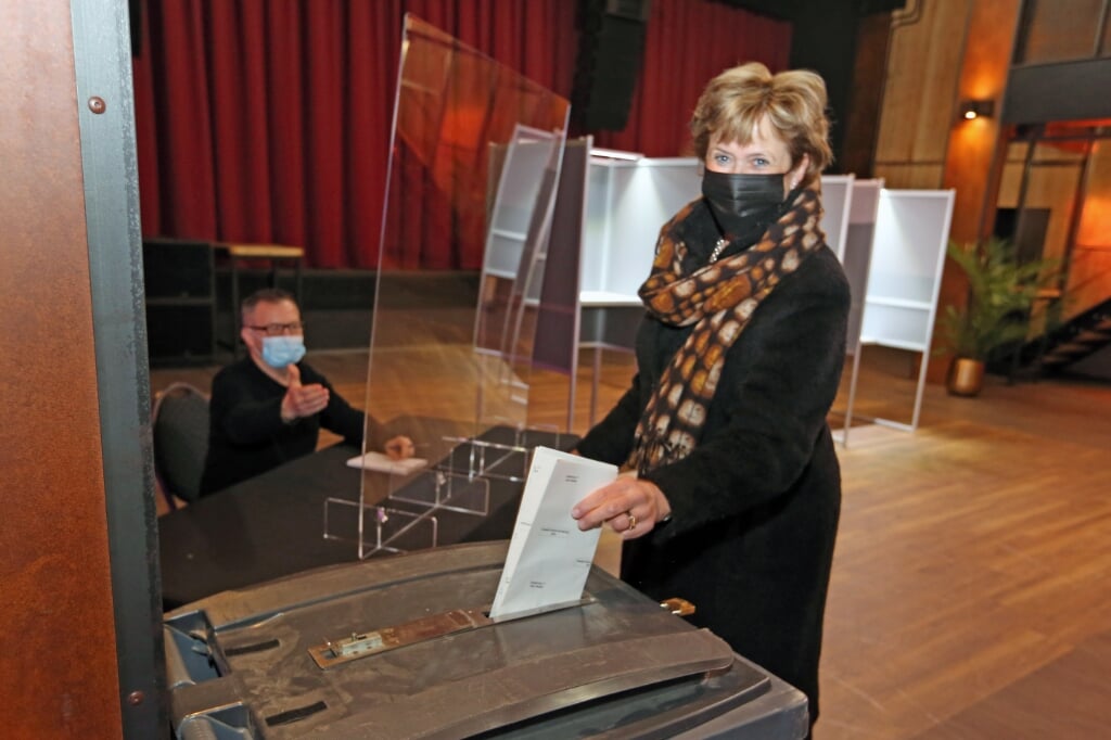 Burgemeester van Schagen, Marjan van Kampen, brengt haar stem uit bij stembureau Alpha in Schagen.  