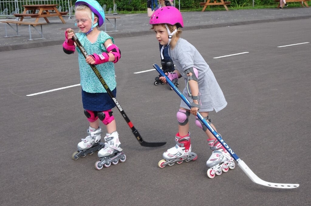 Jong en oud kan ervaren hoe het is om te schaatsen op wieltjes.