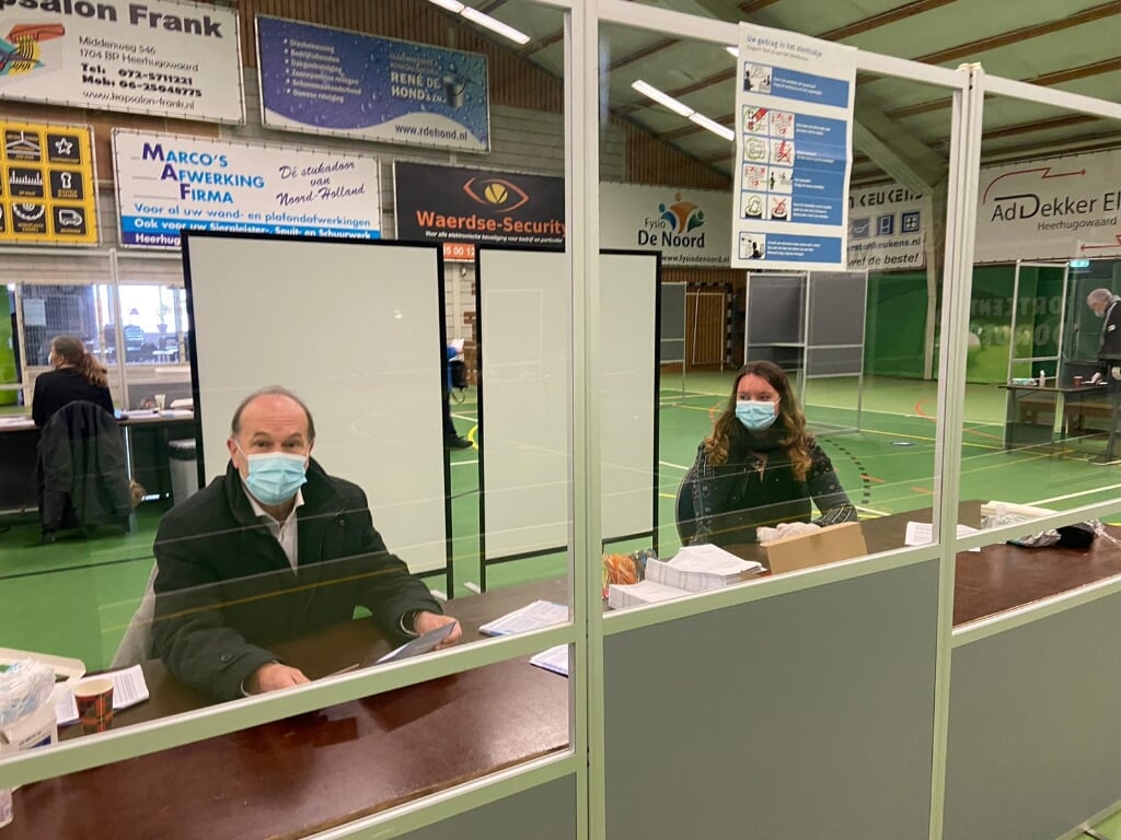 Burgemeester Bert Blase hielp woensdagochtend een handje op het stembureau in sporthal Noorderend.
