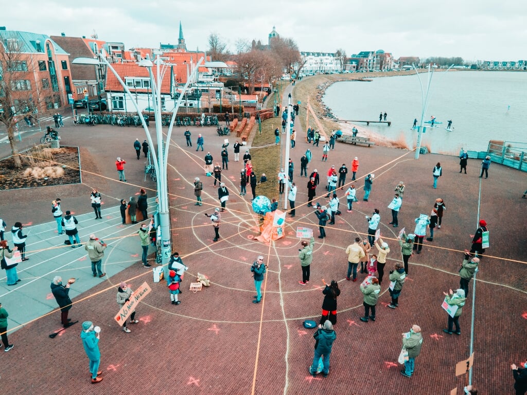 Zo'n 75 mensen kwamen in Hoorn samen om het 'Klimaatalarm' te luiden.