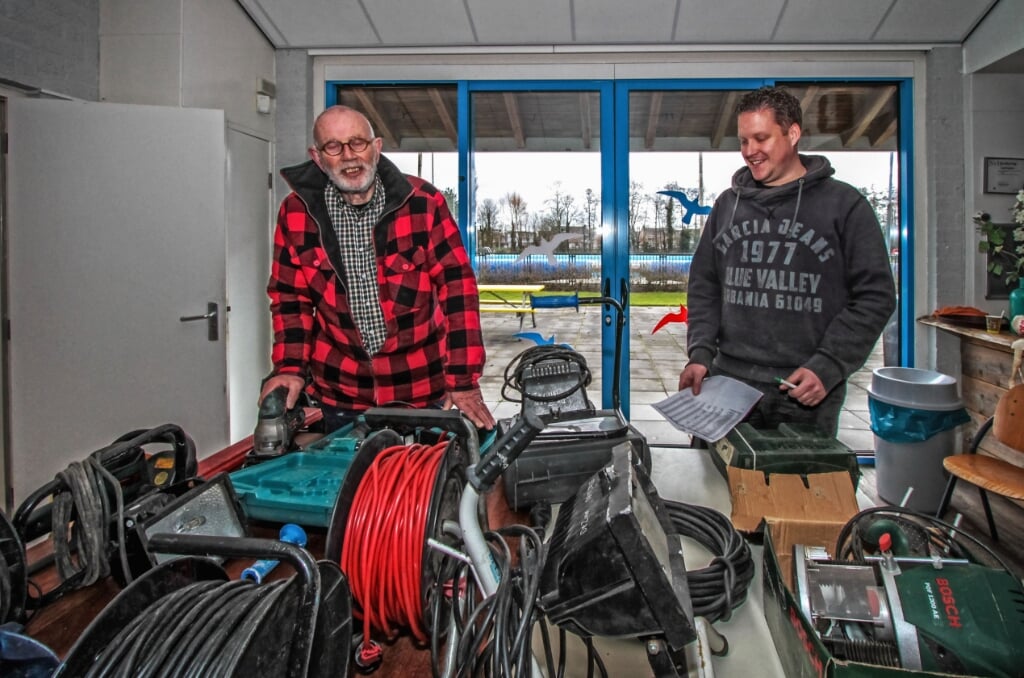 Vrijwilligers Nico Molenaar (l) en Kjell van der Vlugt zijn druk bezig de elektrische apparatuur te keuren. 