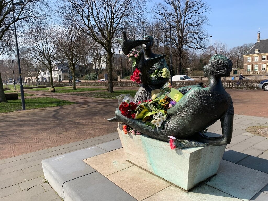 Bloemen voor Alex van Luijn bij de beelden voor het gemeentehuis Beverwijk.