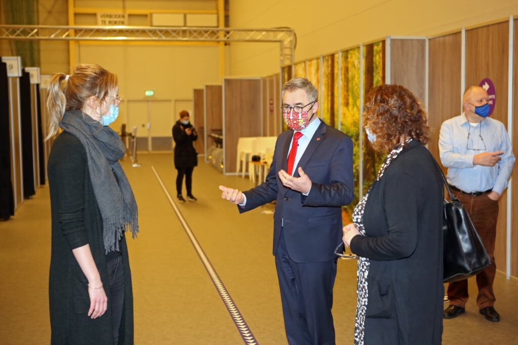 Burgemeester Jos Wienen bij de opening van de test- en vaccinatielocatie in het Kennemer Sportcenter.