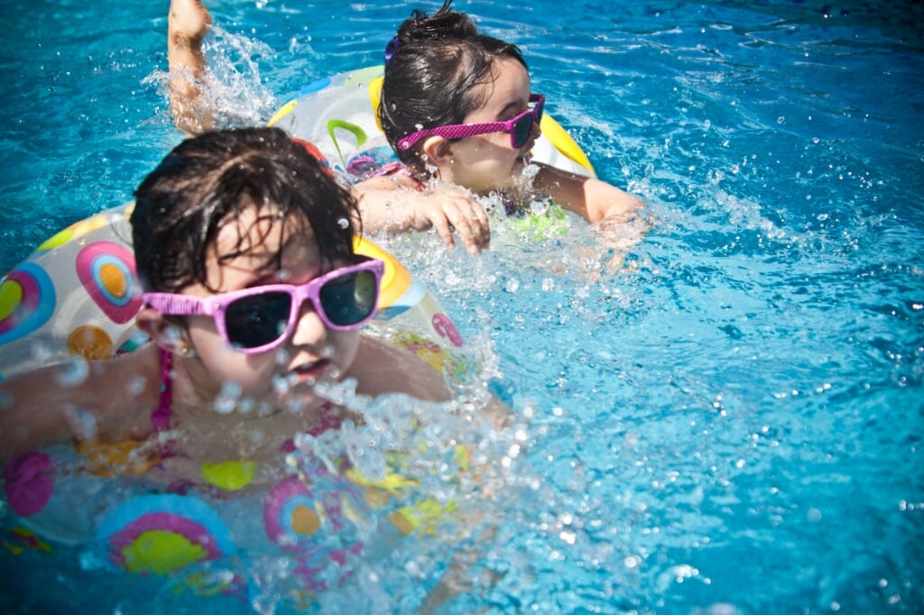 Kinderen weer naar zwemles om zwemdiploma te kunnen halen en veilig te kunnen zwemmen. 