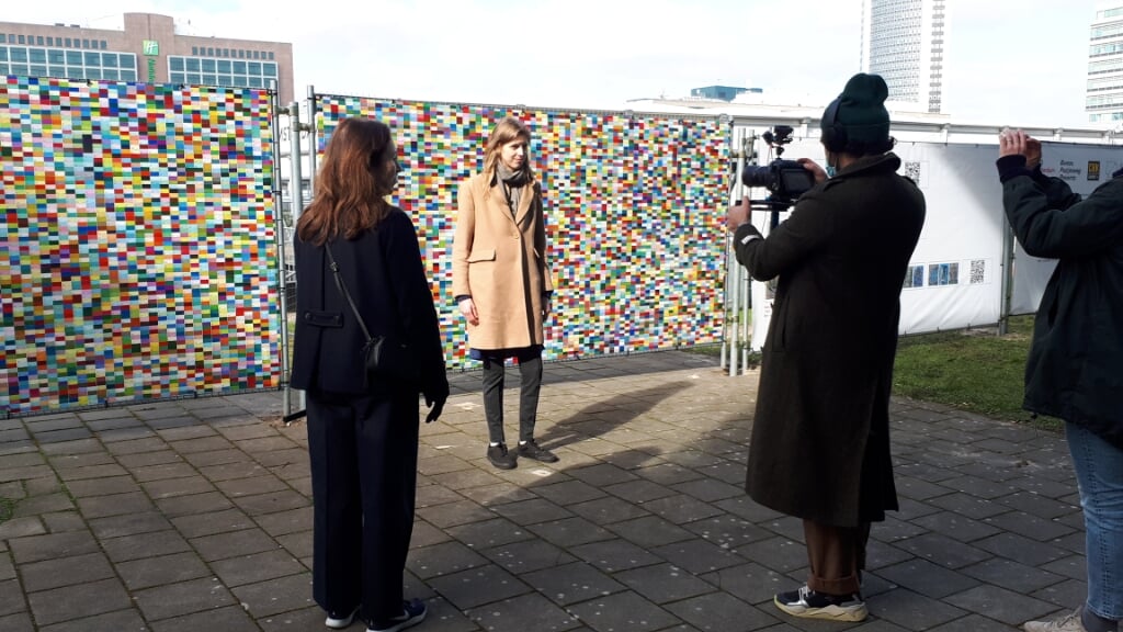 Kunstenaar Rosa Johanna poseert voor de testlocatie in Sloterdijk.
