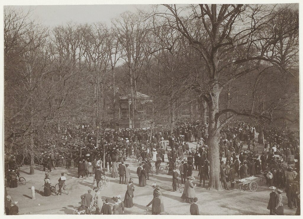 Tweede Paasdag 1907: op z'n Paasbest bij de muziektent.