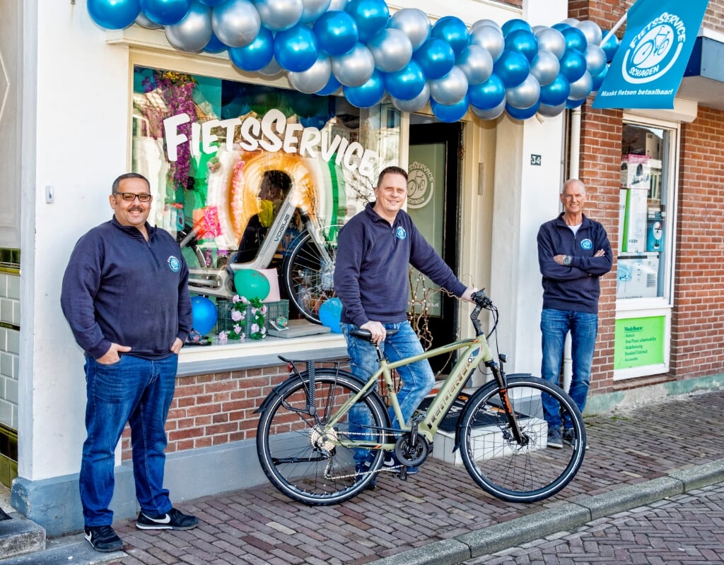 FietsService Schagen bestaat vijf jaar en dat viert eigenaar Patrick Venema (midden) en zijn medewerkers Hamid en Peter met mooie jubileumacties. 