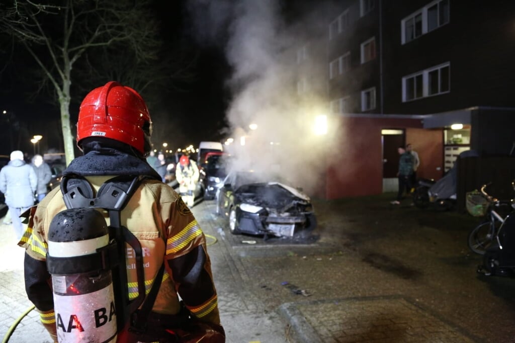 NOORD - Op de Noorderbreedte in Amsterdam-Noord is dinsdagavond 2 maart, rond 22.00 uur, een auto volledig uitgebrand. Een andere auto liep hierbij ook schade op. De twee auto's zijn mogelijk het doelwit van brandstichting.