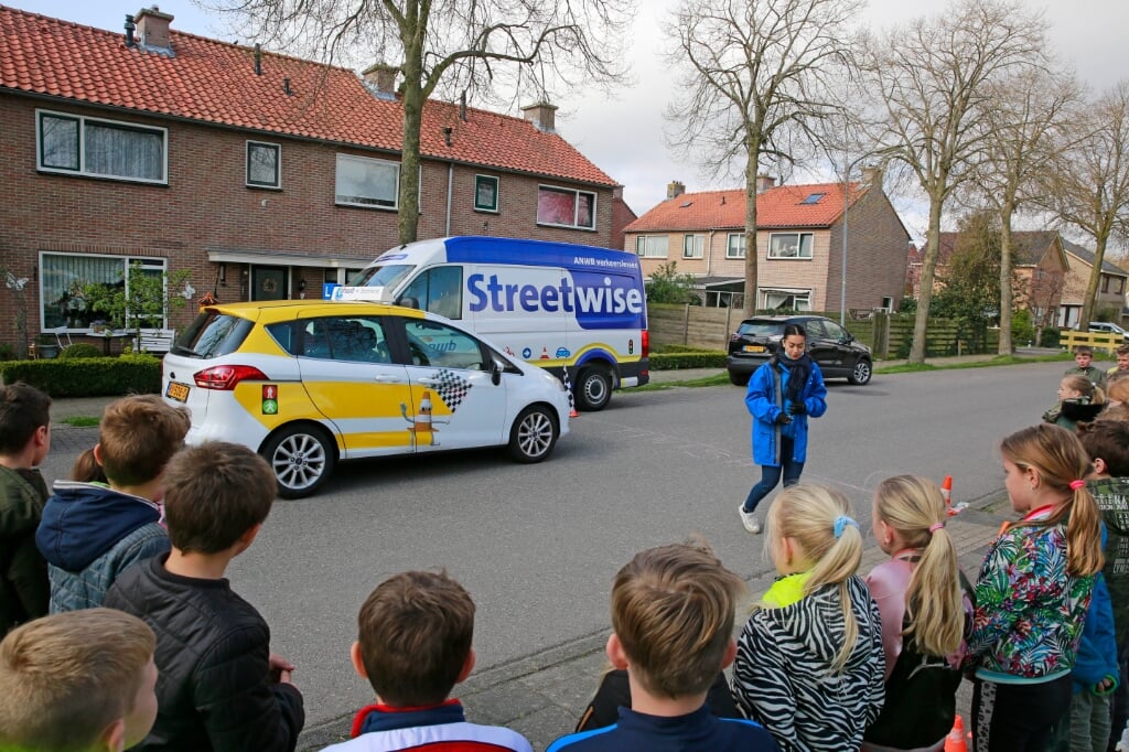 Kinderen krijgen les van Streetwise.