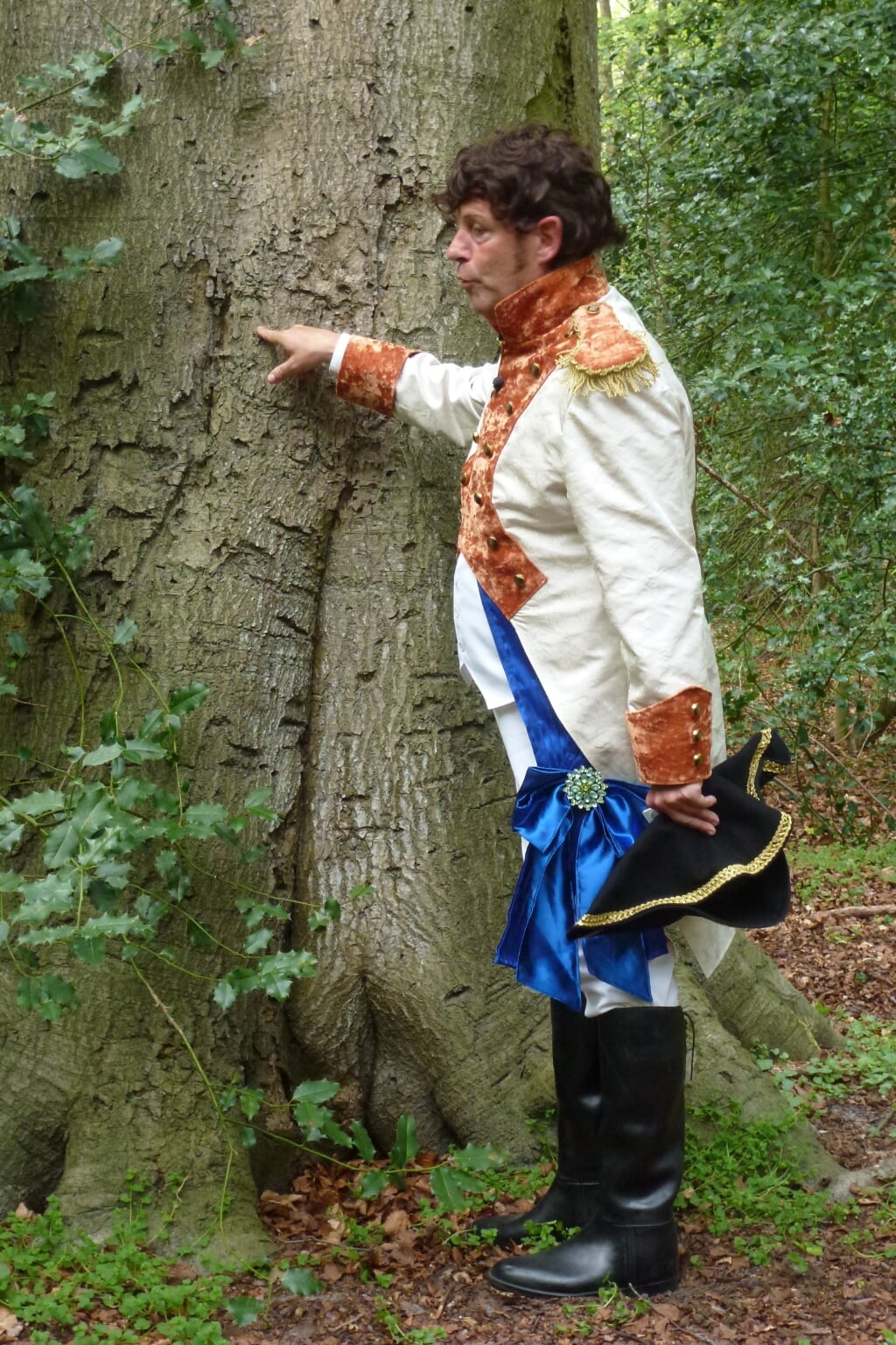 Acteur Charles Perukel als Lodewijk Napoleon wijst naar het kroontje op 25 april 2014 (Lodewijk Napoleon-dag).