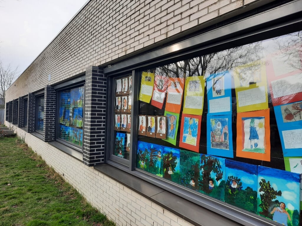 Een deel van de kunstwerken is te zien op de ramen van de school.