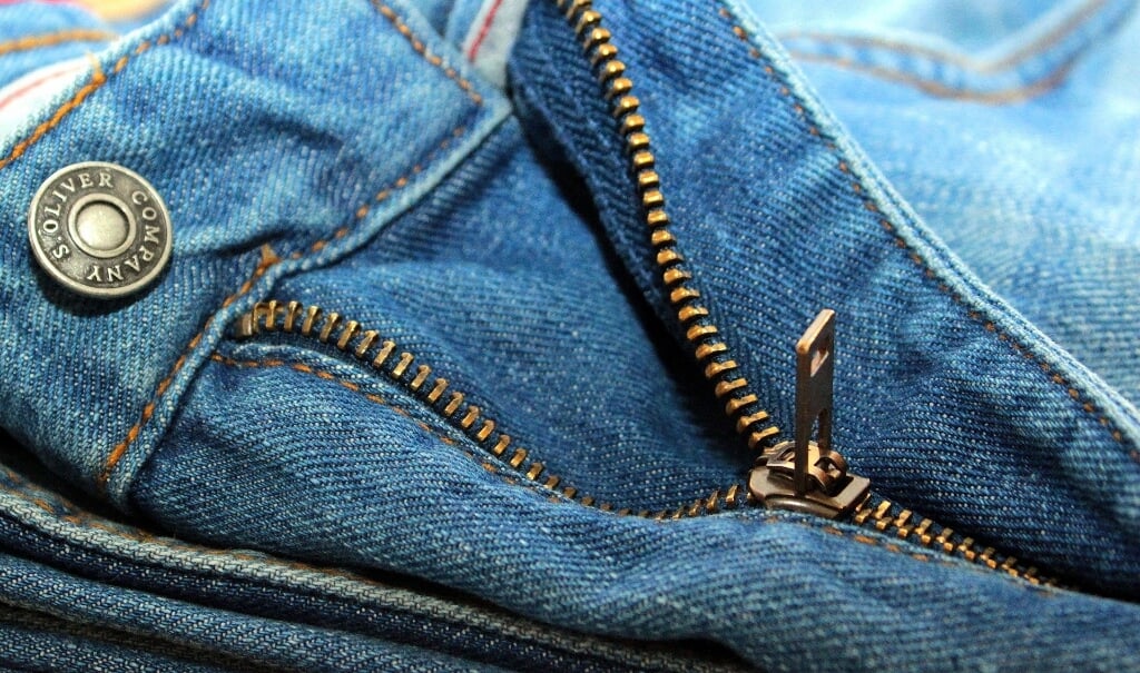 Van een oude of kapotte jeans wordt weer een nieuwe gemaakt.
