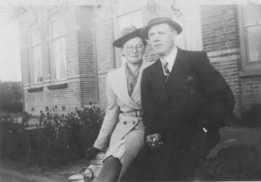 Gerrit Dekkers met zijn geliefde Sientje Meijaard, december 1941.