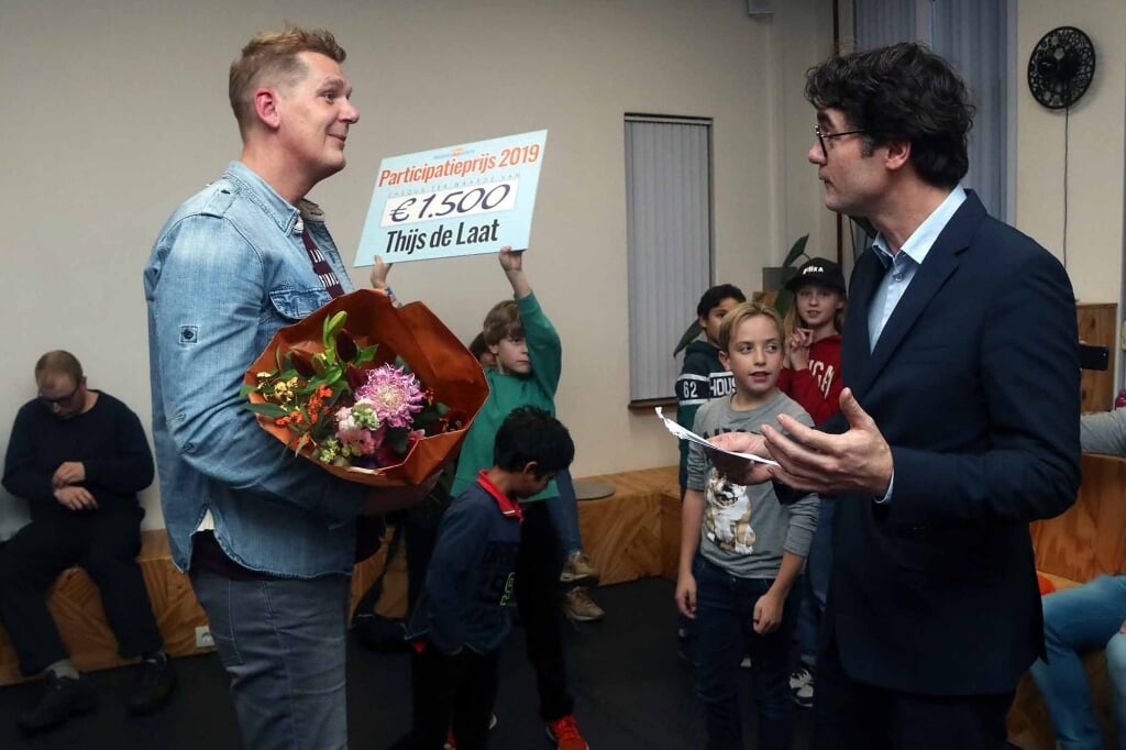 Winnaar Thijs de Laat ontvangt de prijs van wethouder Merijn Snoek.