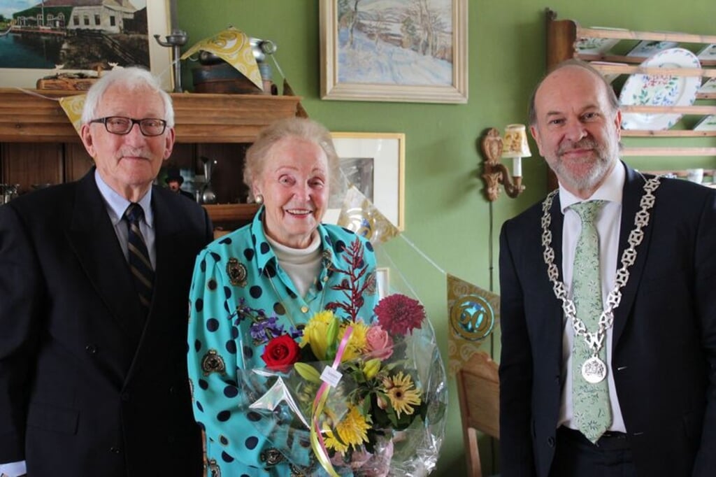 Henk en Gerd ontvingen burgemeester Bert Blase in het kader van hun zestigste huwelijksdag.