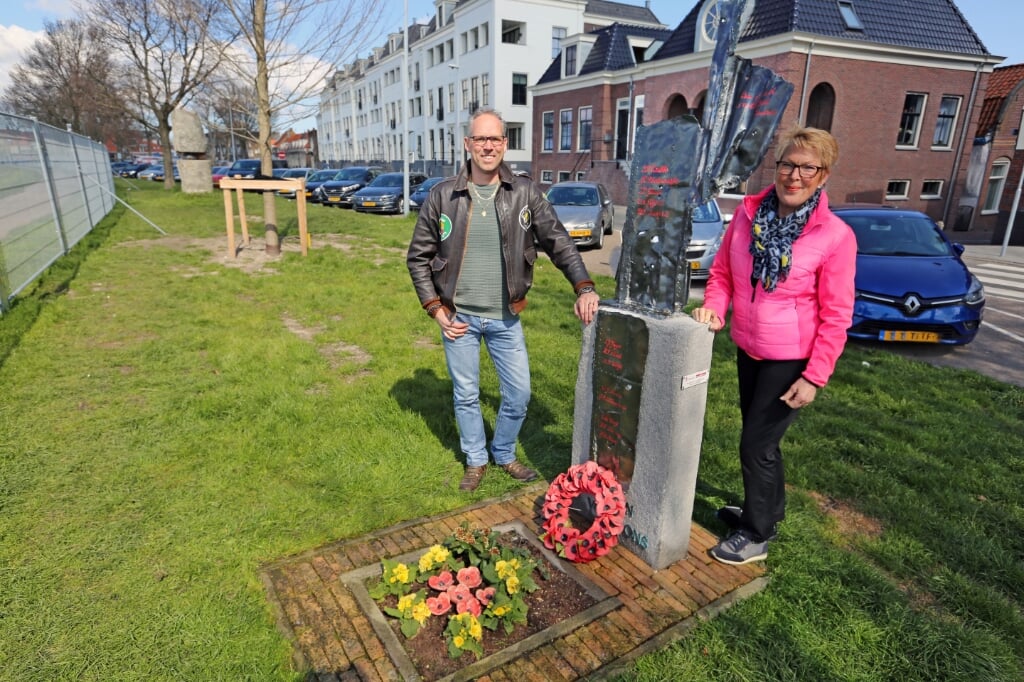 Frank en Ans bij 'hun' vliegersmonument aan de Westerdijk in Hoorn. "Het is belangrijk dat er meer informatie op het monument komt te staan."