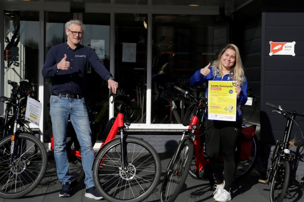 René van Dongen, eigenaar The Cool Biking Company en Rachel Plaggenburg, Buurtsportcoach Team Sportservice Zaanstreek-Waterland.