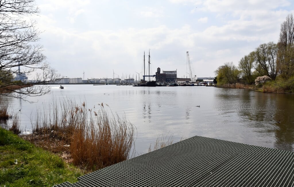 Op deze plek is de fietsbrug tussen de Achtersluispolder en Zijkanaal H gedacht. 