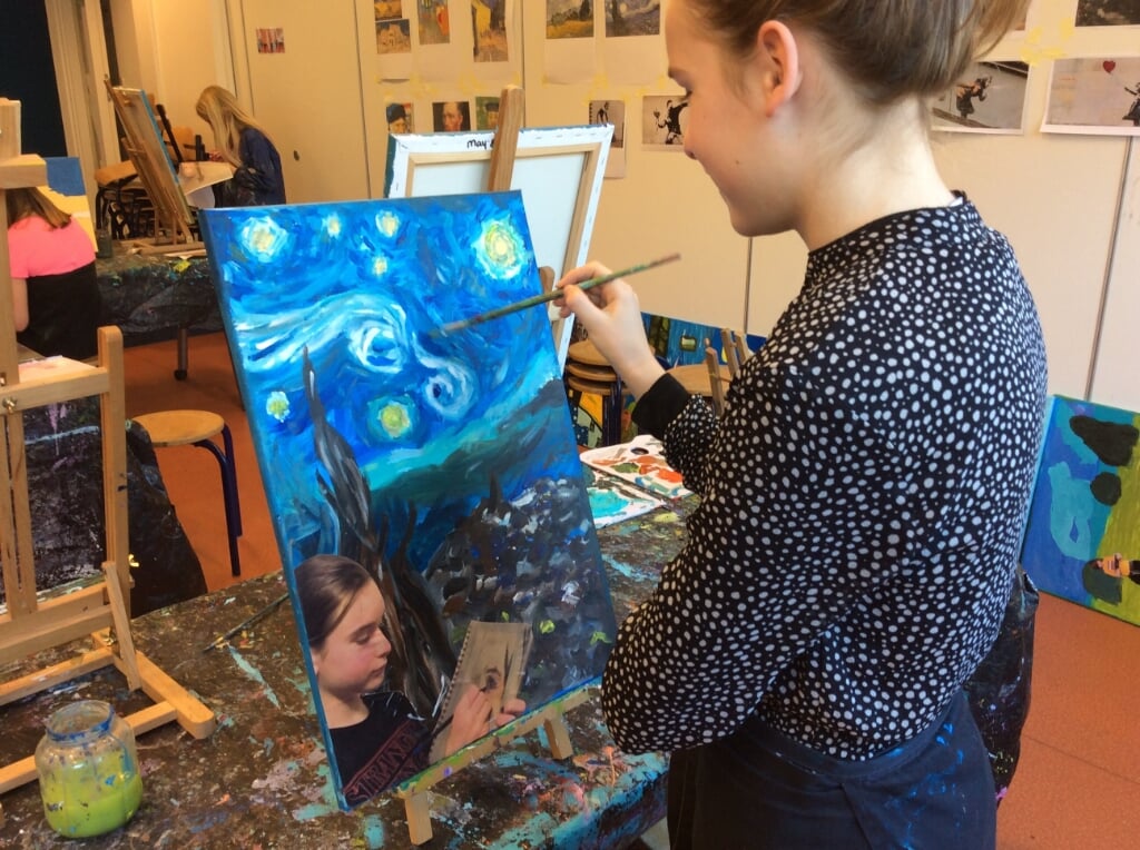 Noor maakt haar eigen versie van Van Gogh's 'De Sterrennacht'.