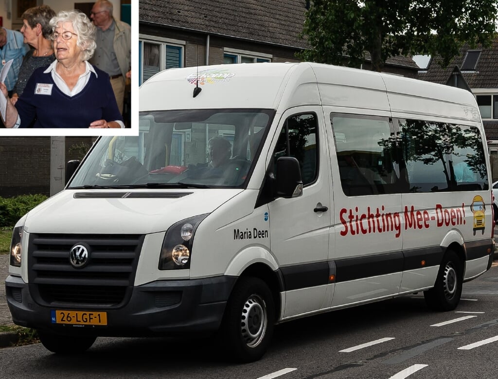 De bus van stichting Mee Doen kan blijven rijden. Inzetje: Maria Deen is dolgelukkig. 