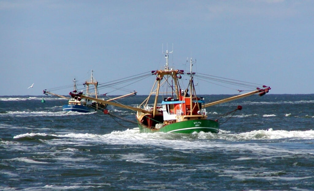 Vissers uit Urk op Waddenzee in stroomgat tussen Vlieland en Terschelling.