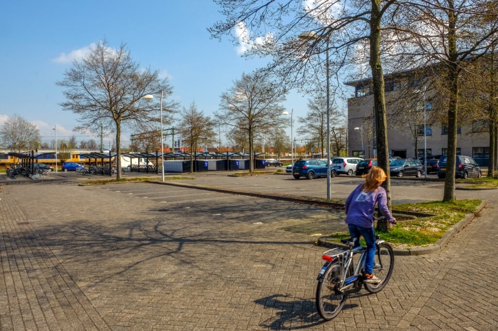 College Uitgeest verzet zich tegen het plan van ProRail om het Anne van Renesseplein tijdelijk als uitvalbasis voor de aanpassing van het spoor te gebruiken.