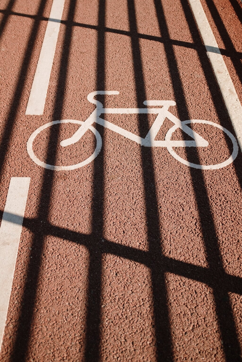 Werksaam vernieuwt het asfalt van de rijbaan en het fietspad.