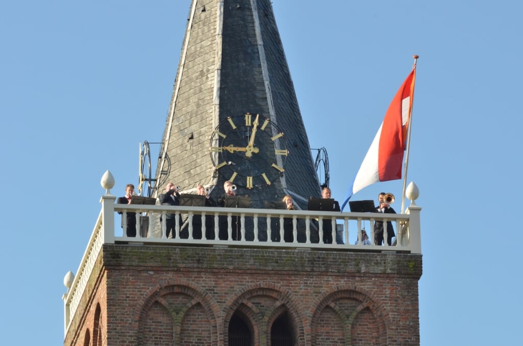 Emergo speelt tijdens Koningsdag op de kerktoren.