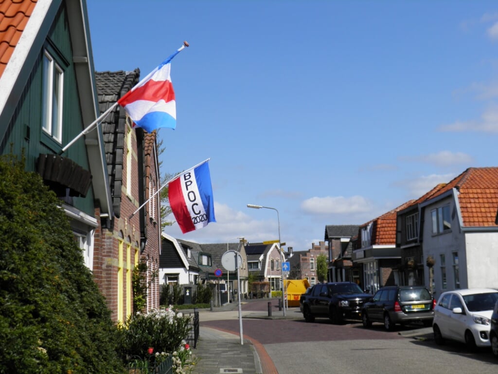 De protestvlaggen in de Bakkummerstraat hangen te wapperen bij het mooie weer.