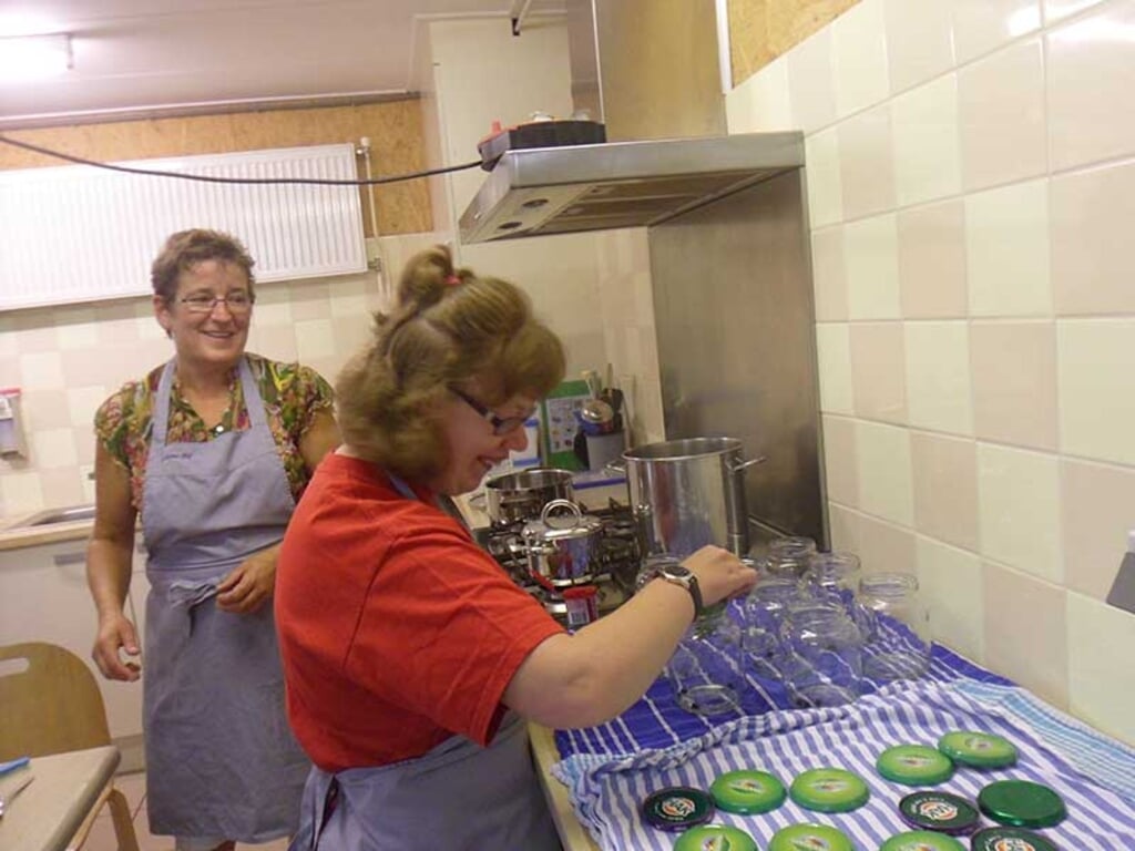 Christa (rechts) met begeleider Anita Plakman aan het werk in de keuken.