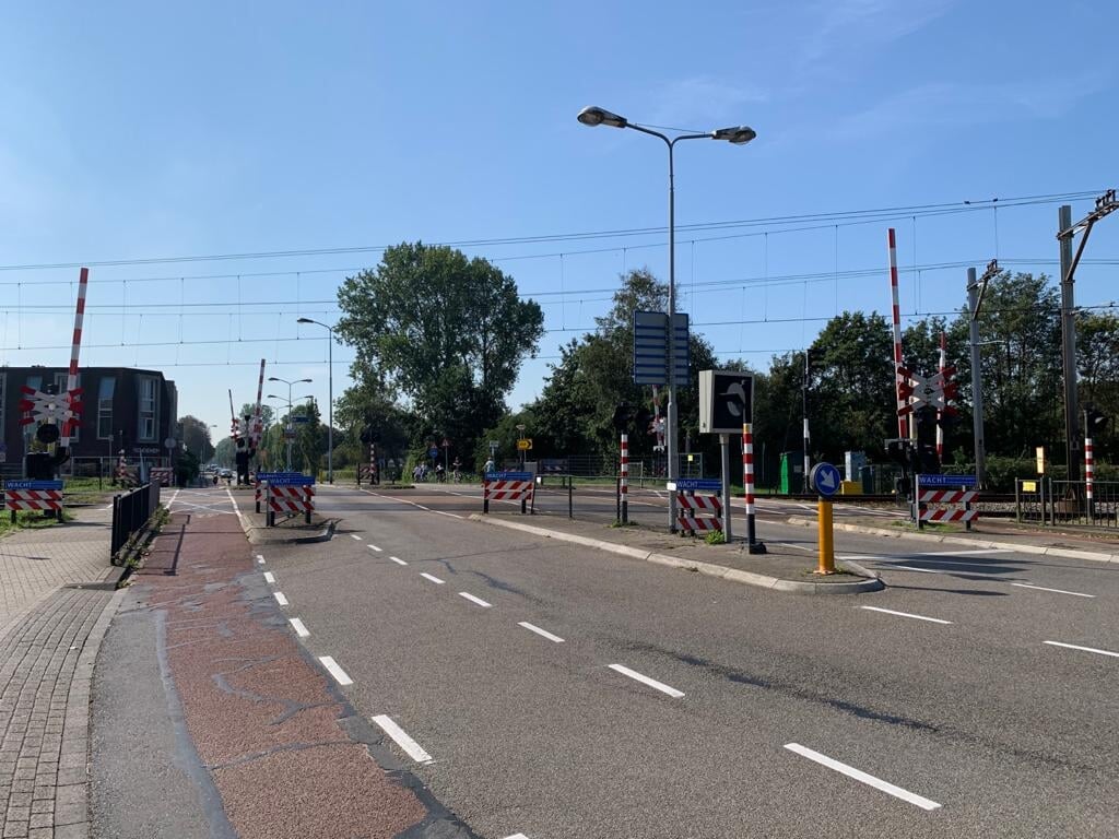 De overgang Beverwijkerstraatweg is de zwakke schakel van het spoorwegnetwerk tussen Alkmaar en Amsterdam.