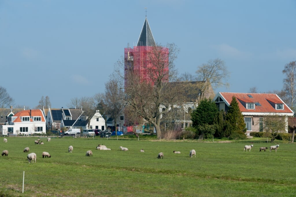 De kerk van Zuderdorp in de steigers.