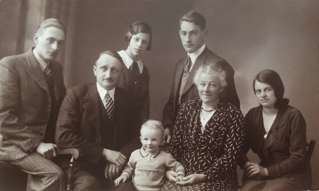 Foto uit 1936 van de familie Kort, v.l.n.r.: Jan, vader Simon, Pietje, Ali, Klaas, moeder Pietertje en Griet.