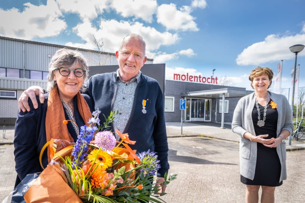 Wim Vonk met zijn vrouw Annemiek Vonk en burgemeester Marjan van Kampen.