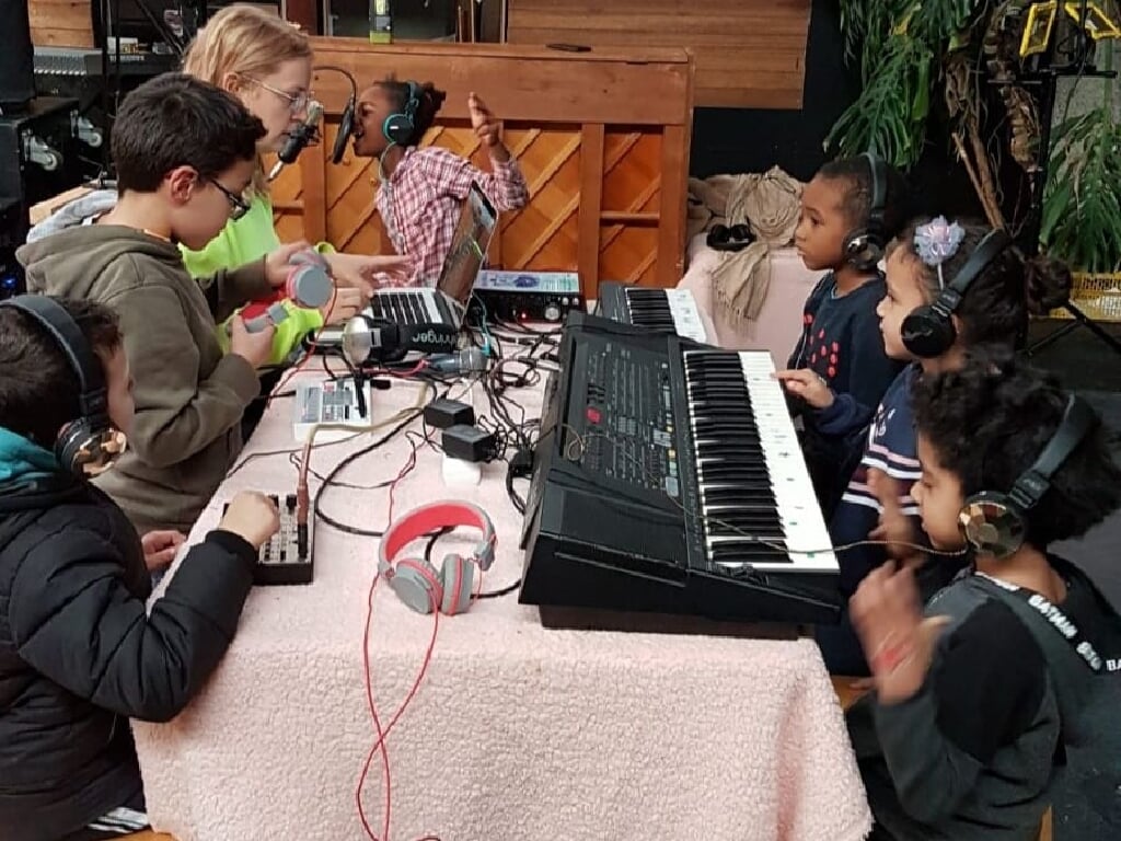 Kinderen maken radio.