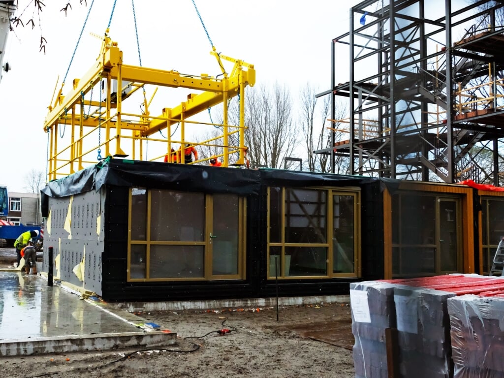 Met een bijzonder transport werden de geprefabriceerde woningen vanuit de fabriek in Enschede naar de bouwlocatie aan de Pierebaan gebracht. 