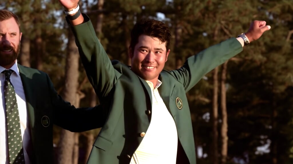 Hideki Matsuyama jubelt nadat hij door Dustin Johnson in het groene jasje is geholpen.