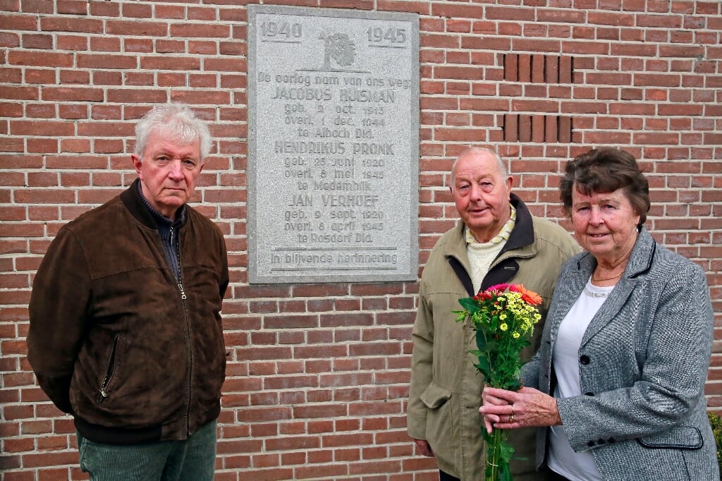 Peter Sasburg, zoon Jaap Huisman en dochter Leny Huisman bij het oorlogsmonument in Benningbroek.
