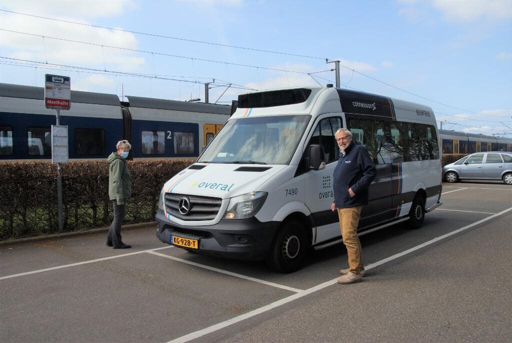 Chauffeur Jaap van Baarsen van lijn 417 wachtend op passagiers van de trein op het station Obdam.