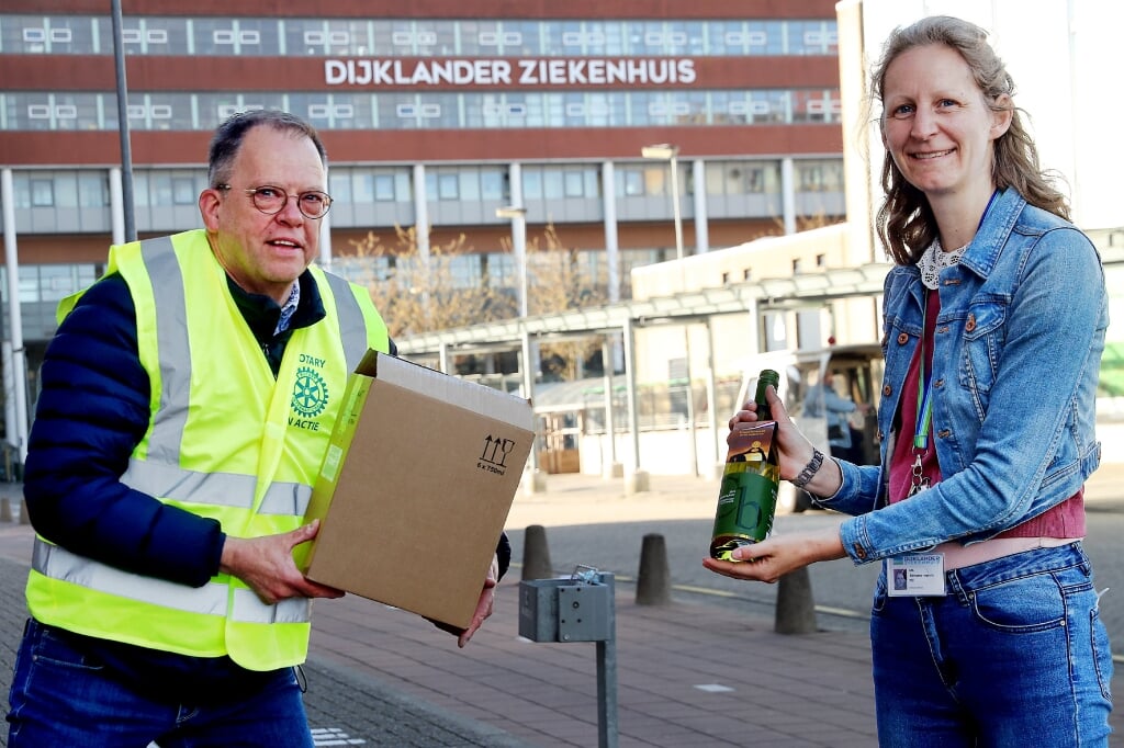 Christel Kerssens van het Dijklander Ziekenhuis in Hoorn kreeg het eerste flesje uit handen van Rotarian Kees Oudewortel. 