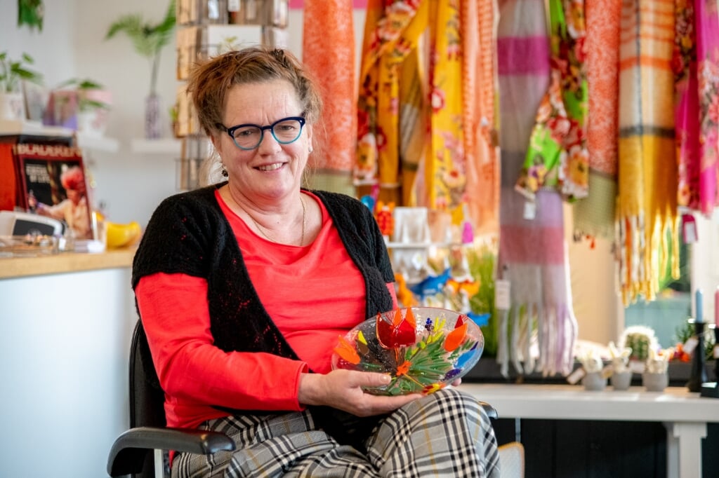 Gerri Tesselaar toont trots haar glaskunst. 'Hier kan ik mijn creativiteit lekker in kwijt.'