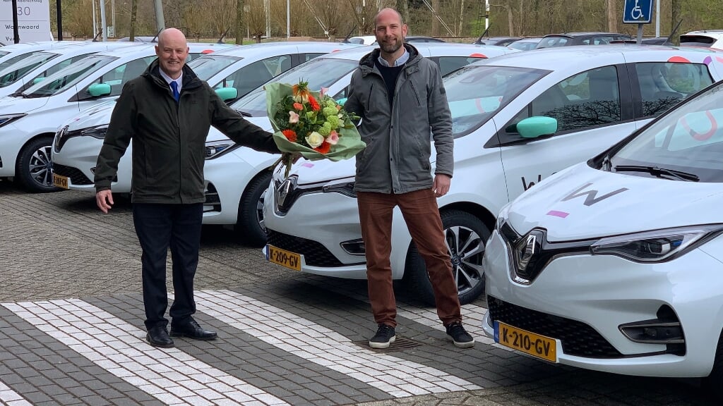 Eray Lyimen van Woonwaard (r) neemt de sleutels in ontvangst van Mark Kruger van Renault Stokman Alkmaar.