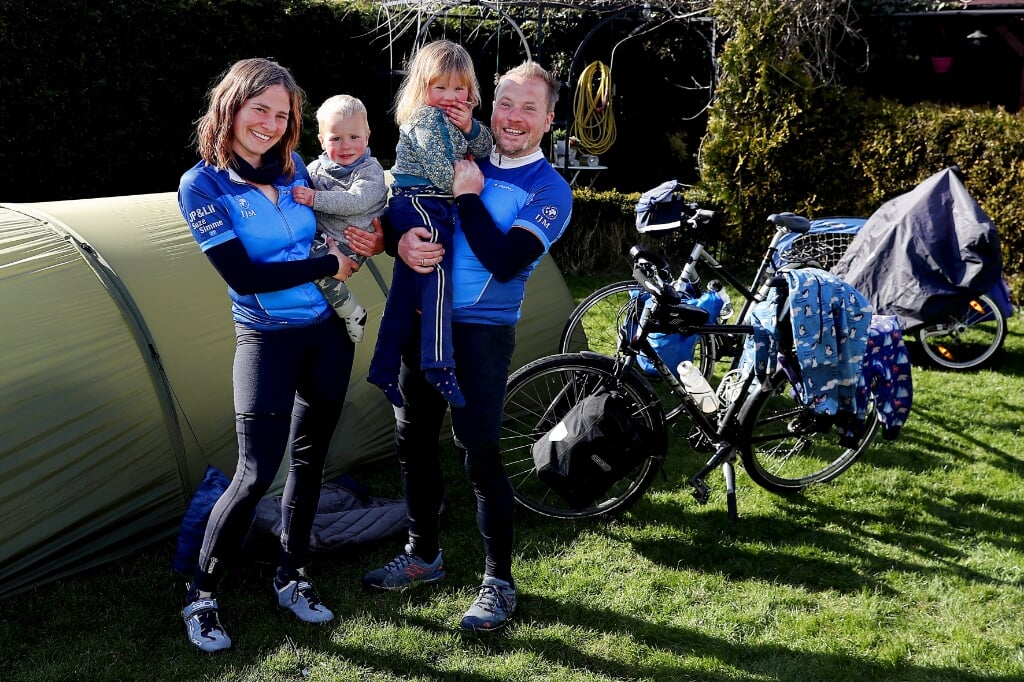 Lilian met Simme, Suze, en har man Janpeter fietsen heel Nederland rond om geld in te zamelen voor stichting IJM.
