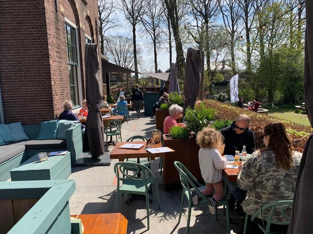 Even na twaalven nemen de eerste gasten plaats op het terras van De Smaeckkamer in Beverwijk.