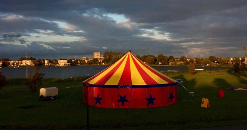 De circustent van Tefredo in het Park van Luna. Wie helpt de circusschool aan geld voor een 'tentboek'?