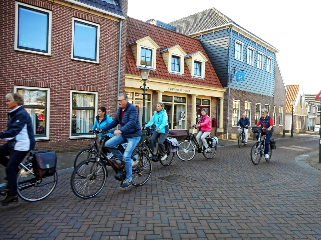 Elk jaar is de belangstelling voor de fietstochten met een e-bike groot bij de senioren van Uitgeest. Met start en finish bij De Zwaan.