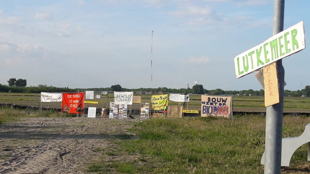 Behoud Lutkemeer blijft doorgaan met protesteren tegen de bouwplannen.